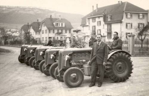 Tracteurs devant la gare